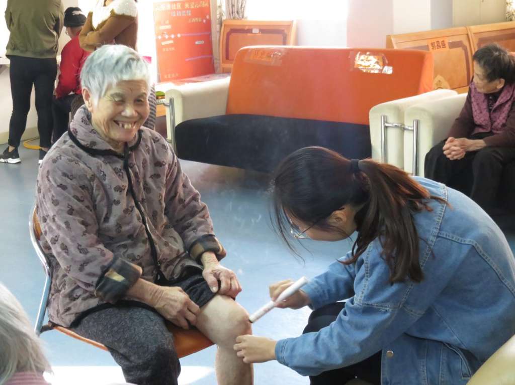 "社志联动"暖冬送温暖关爱老人活动
